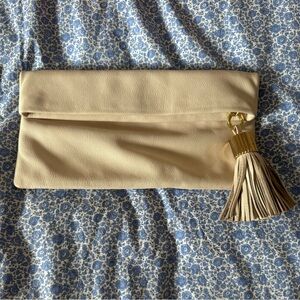 India hicks carmen clutch, like new pristine condition. 9x6 1/2.